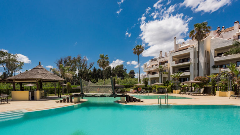 Apartamento en primera línea de playa en la Nueva Milla de Oro, Marbella