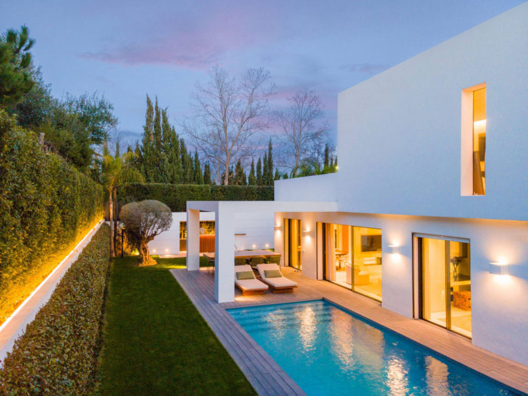 Villa de cuatro dormitorios en primera línea de golf en Guadalmina Alta, Marbella