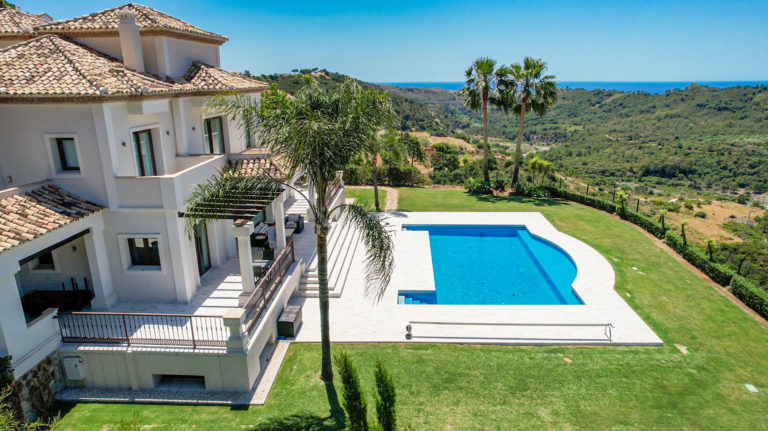 Six-bedroom villa for sale in Monte Mayor Country Club