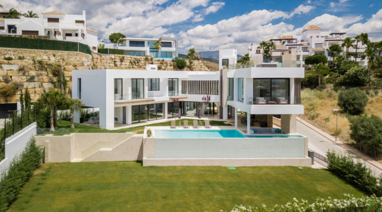 Propiedad contemporánea con cinco dormitorios cerca de Benahavis, Marbella