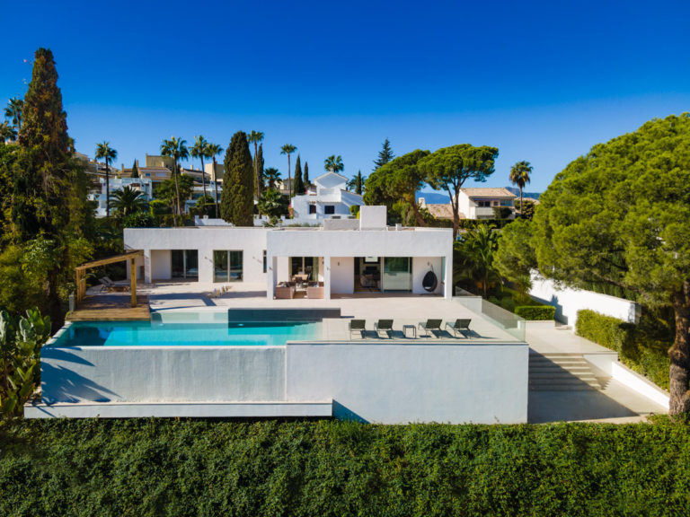Espléndida villa en primera línea de golf en Nueva Andalucia, Marbella