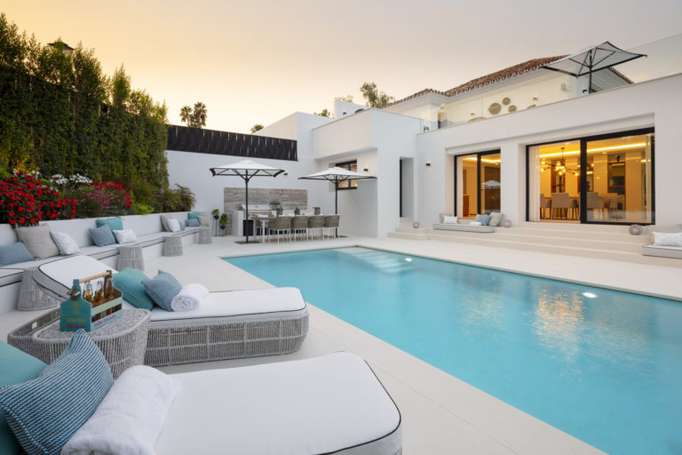 Moderna Villa en Nueva Andalucia Marbella con piscina y vistas al golf y al Mar.
