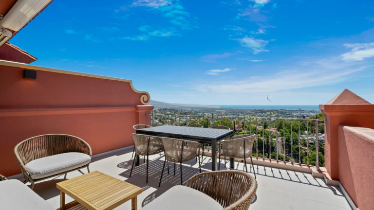 Recently renovated Duplex penthouse with views in Benahavis.