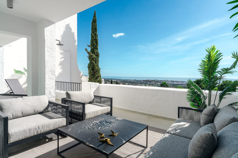 Three-bedroom duplex apartment with panoramic sea views in Benahavis, Marbella