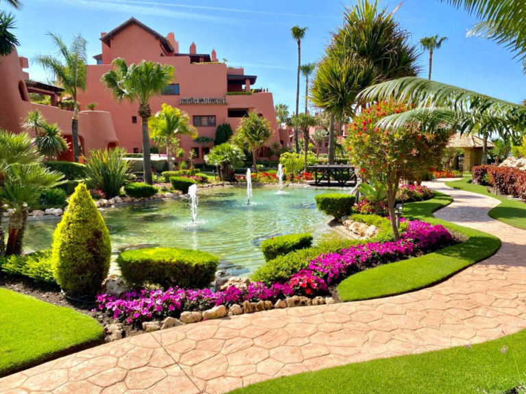 Front line beach apartment with 3 bedrooms in the New Golden Mile, Estepona