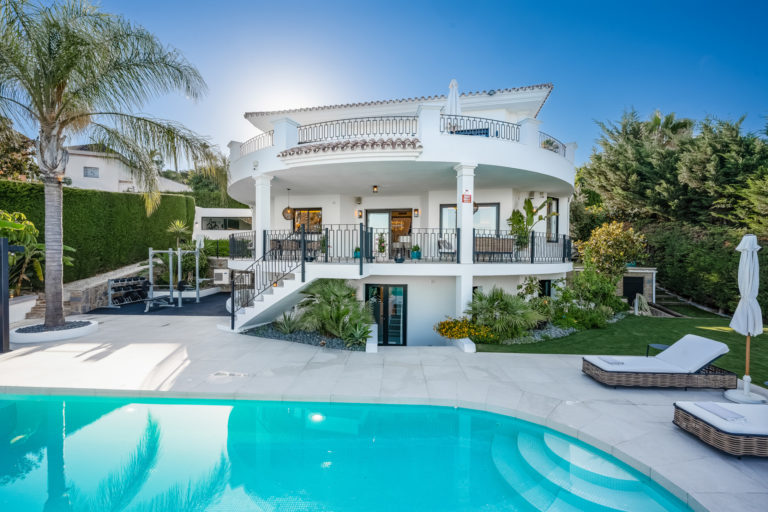 Five-bedroom villa located in La Quinta, Benahavis  