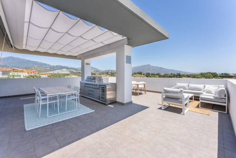 Penthouse with a large terrace in New Golden Mile, Estepona