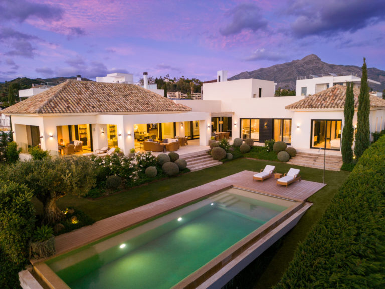 Mediterranean-style villa situated close to the golf valley of Marbella.