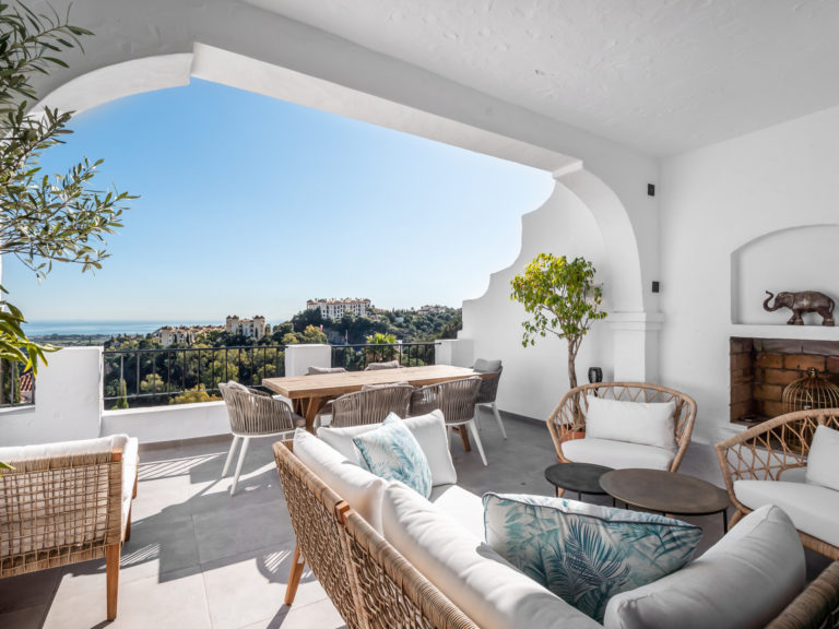 Luxury apartment with breathtaking views in La Heredia , Benahavis