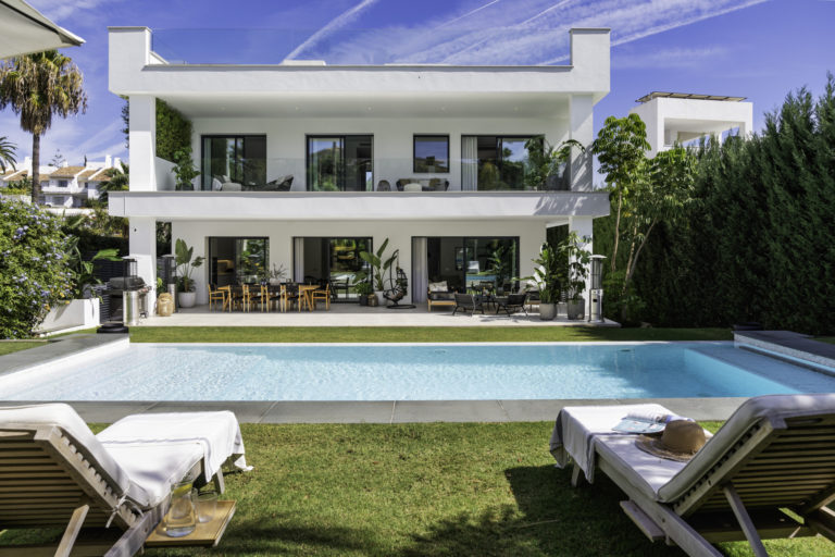 Exquisite Luxury: An Exclusive Villa in Nueva Andalucia's Heart