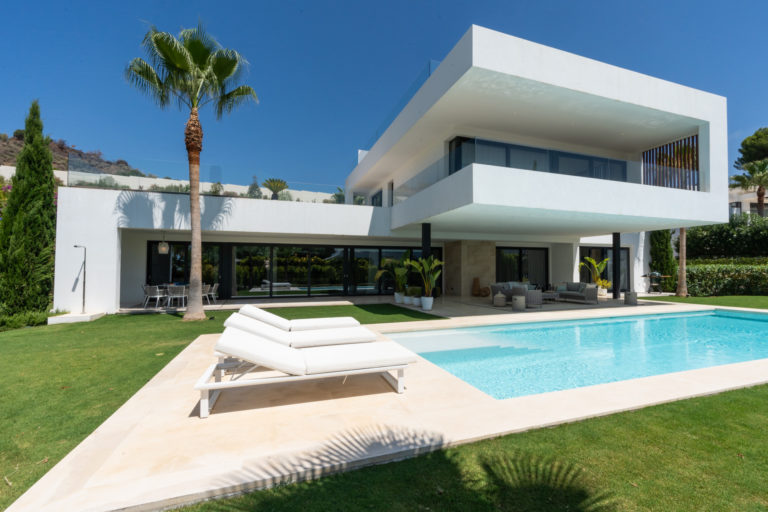 Luxurious Contemporary Villa in Nueva Andalucia