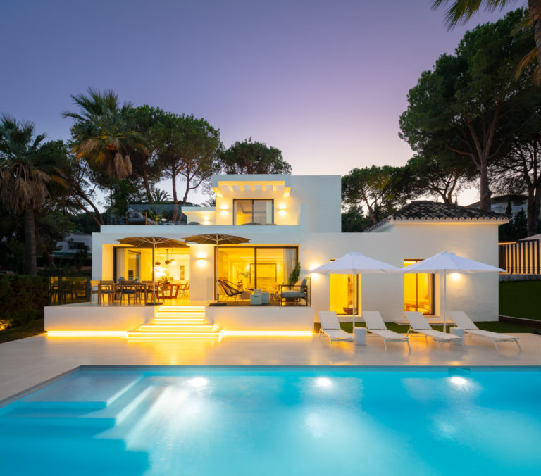Villa en Las Brisas Marbella, completamente renovada con un estilo moderno a pocos minutos de Puerto Banús