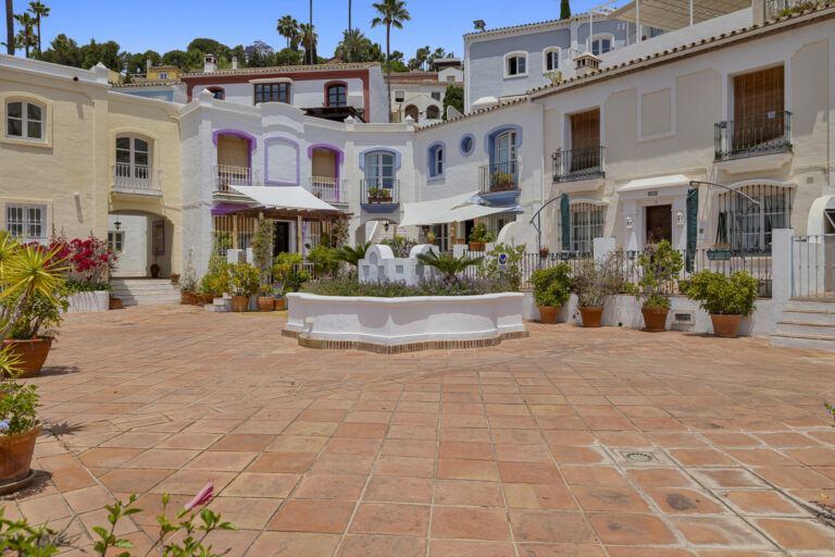 Elegante Adosado con Impresionantes Vistas en La Heredia, Benahavís