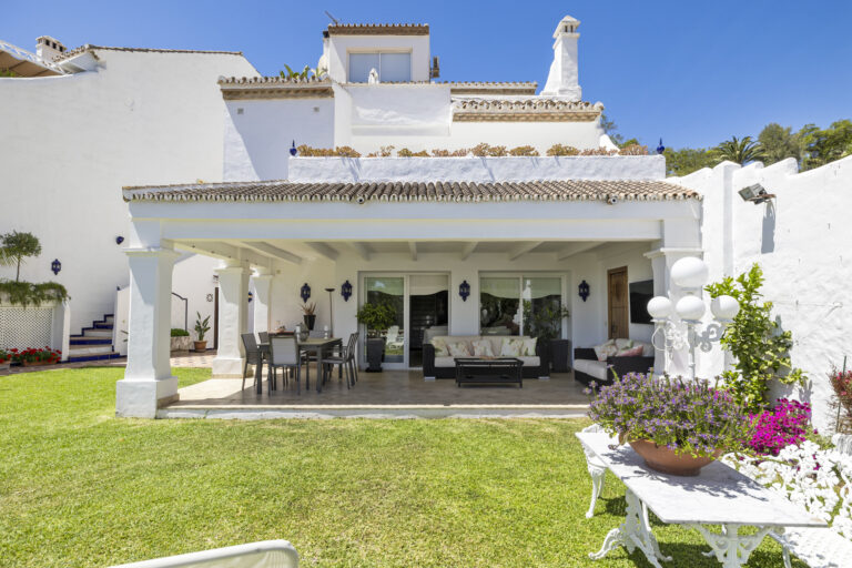 Elegante adosado con vistas a la montaña cerca de Puerto Banús