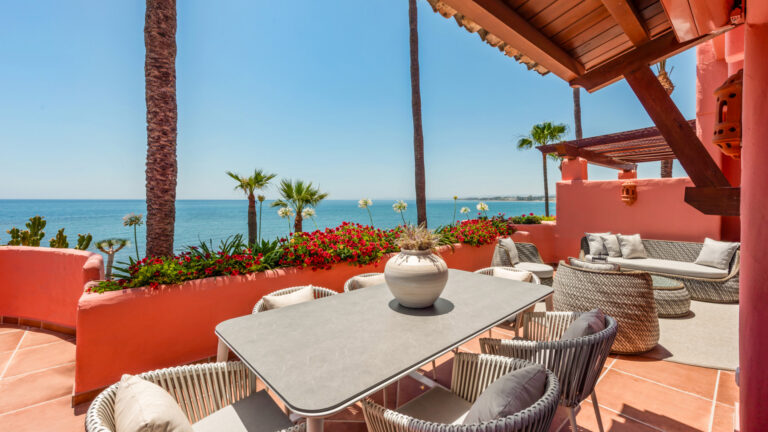 Elegante apartamento junto a la playa con vistas panorámicas en la Nueva Milla de Oro, Estepona