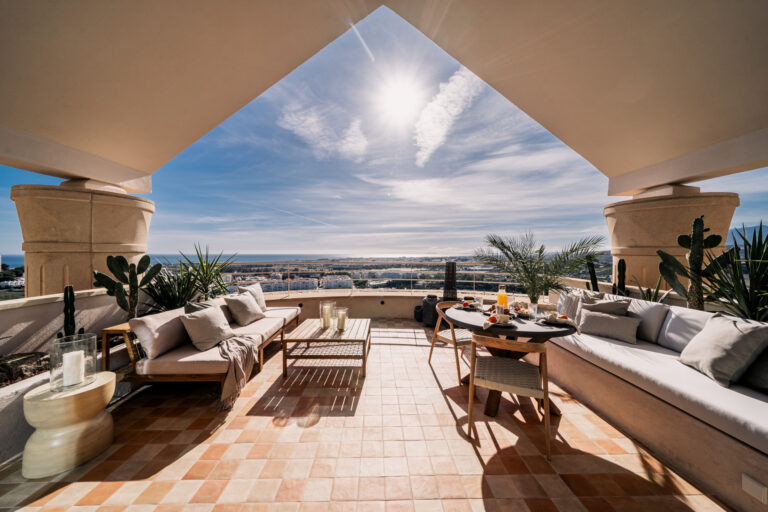 Exquisite duplex penthouse with breathtaking golf and sea views in Los Naranjos, Nueva Andalucía