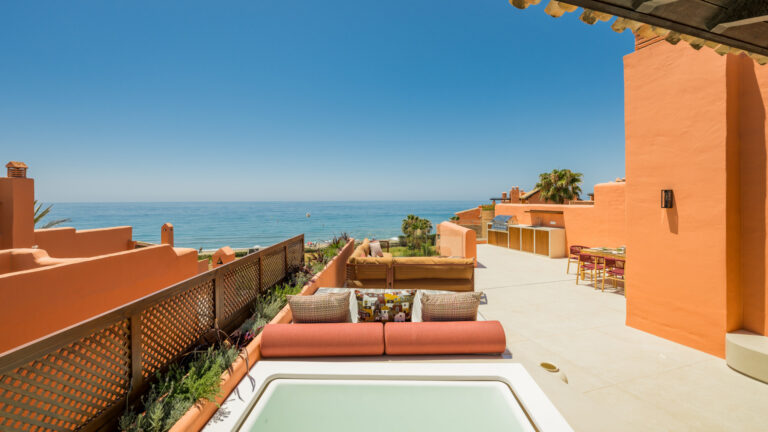 Lujoso Ático Duplex con Acceso Directo a la Playa en Los Monteros Playa, Marbella