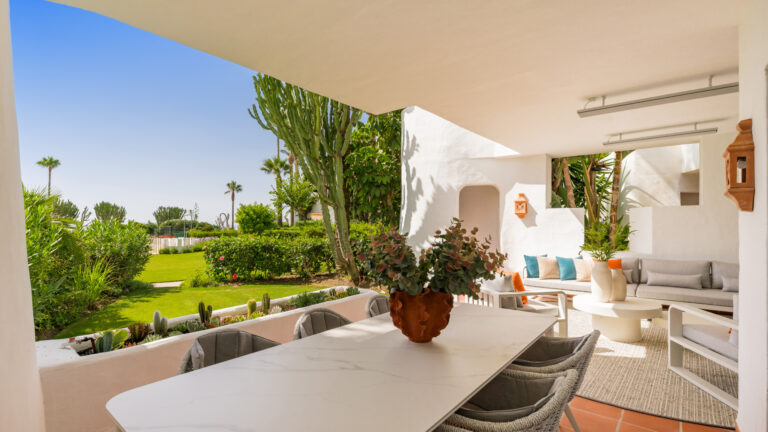 Elegante apartamento en planta baja en la Nueva Milla de Oro, Estepona