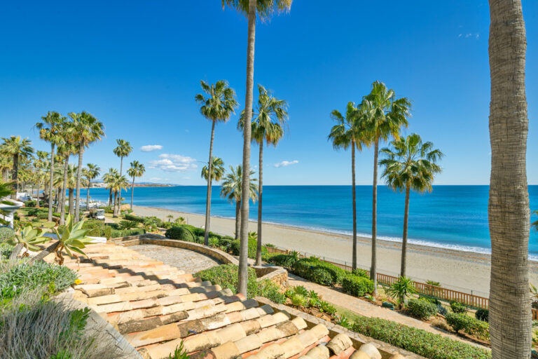 Lujoso apartamento en primera línea de playa en la Nueva Milla de Oro, Estepona