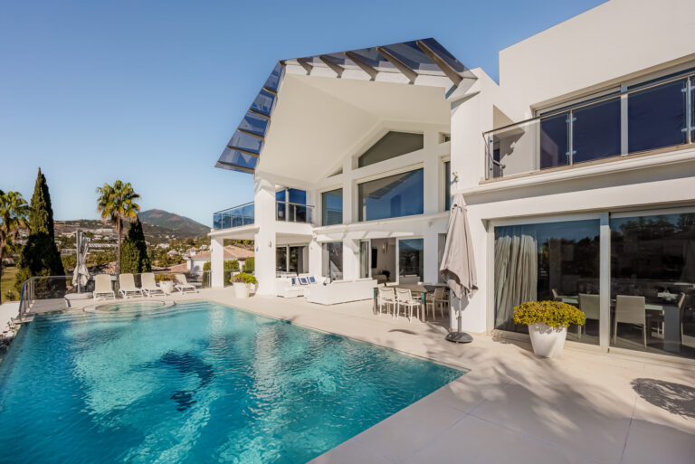 Elegancia atemporal: villa con vistas al golf y a la montaña en Nueva Andalucía