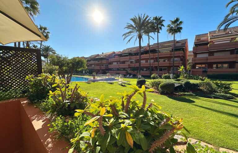 Vive junto a la playa en este apartamento en Puerto Banús, Marbella