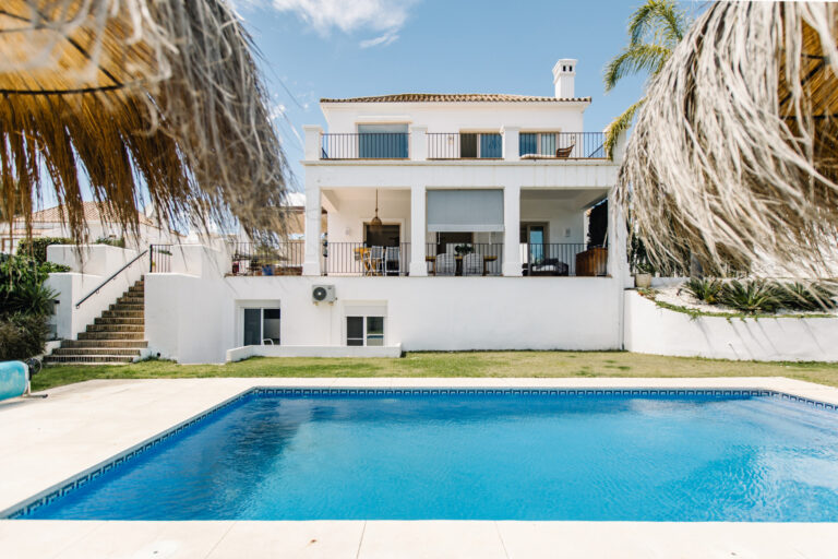 Chalet for sale in La Resina Golf, Estepona