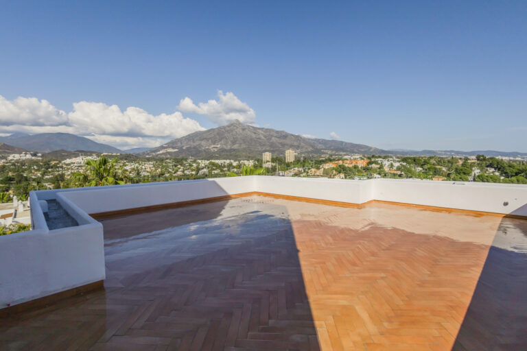 Apartment for sale in Nueva Andalucia, Marbella