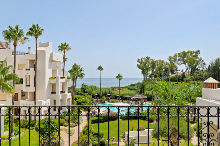 Apartment for sale in Beach Side New Golden Mile, Estepona