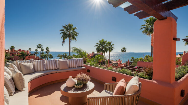 Luxury penthouse on the beachfront in the New Golden Mile, Estepona