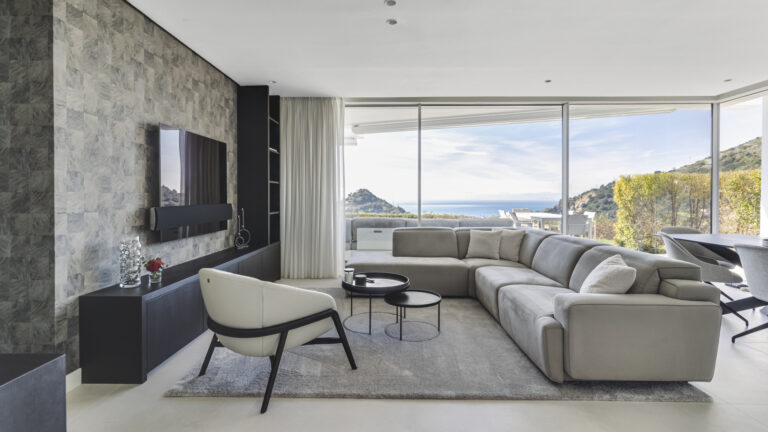 Exceptional Opportunity: 4-Bedroom Apartment with Sea Views in Palo Alto