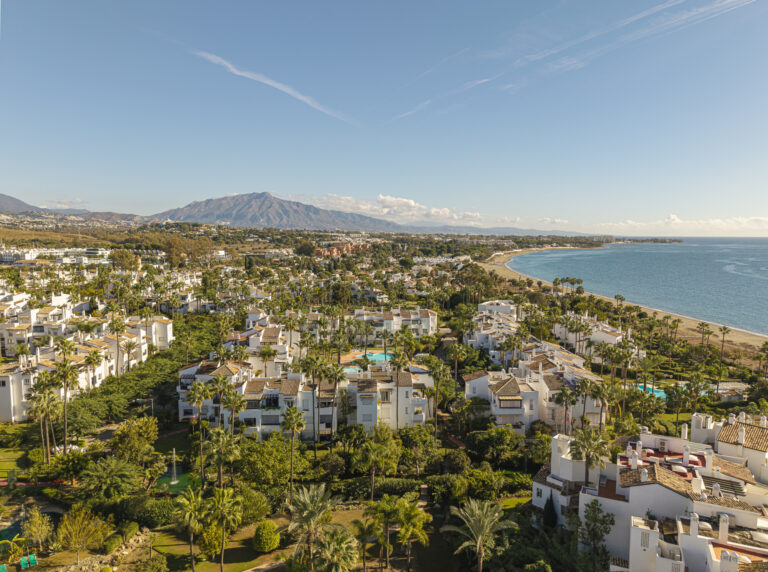 Exquisite Beachfront Apartment with Panoramic Sea Views in the New Golden Mile, Estepona