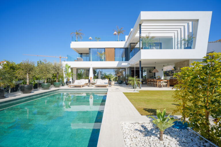 Exclusivo chalet de nueva construcción en Marbesa, Marbella Este, con piscina privada y vistas al mar