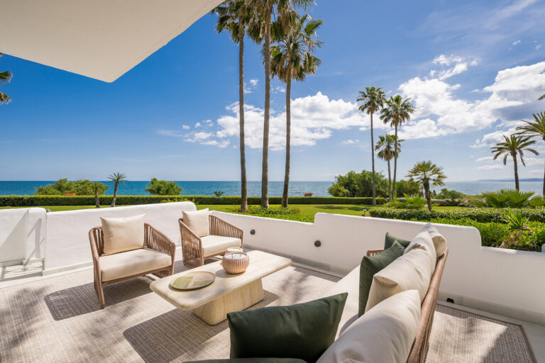 Disfruta de la brisa marina en este apartamento en primera línea de playa en New Golden Mile