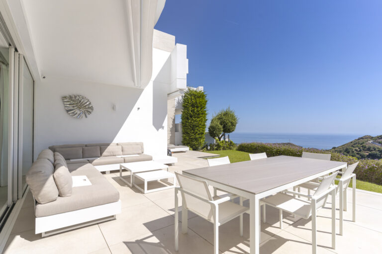Exceptional Opportunity: 4-Bedroom Apartment with Sea Views in Palo Alto