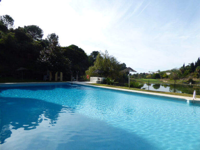 Renovated 2-bedroom frontline golf apartment in La Quinta, Benahavís