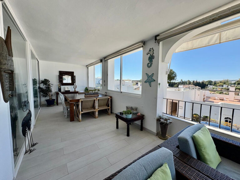 Elegant Front Line Golf Apartment in La Quinta, Benahavis