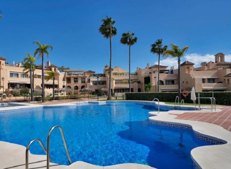 El ático ideal para los amantes del golf en Atalaya, Estepona.