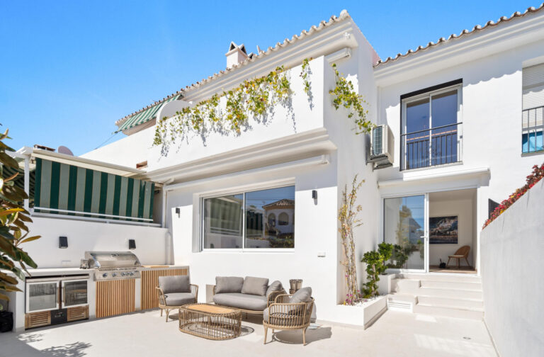 Adosado renovado en San Pedro Playa con 4 dormitorios, terraza privada, garaje y excelente ubicación cerca de la playa y servicios.