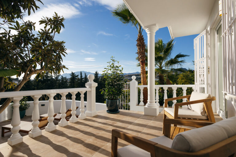 Adosado reformado en Atalaya Golf, Estepona Este, con 2 dormitorios, 1 baño, terraza privada de 60 m², jardín, piscina climatizada y vistas al mar y al golf.