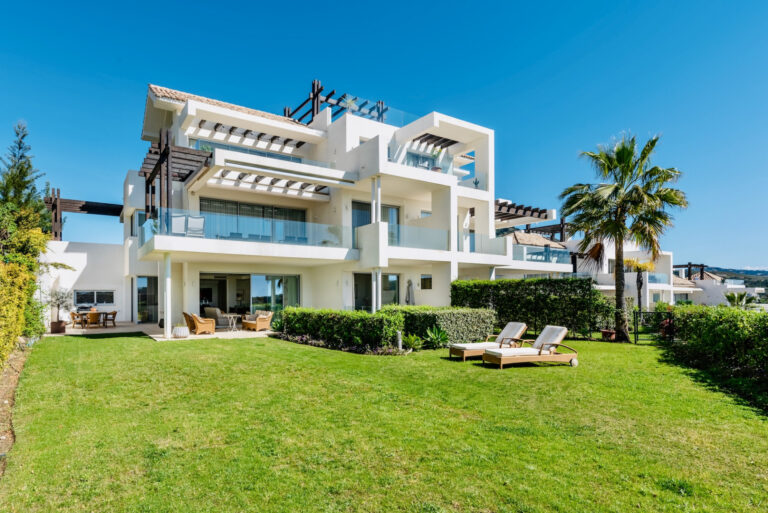 Contemporary 3-bedroom apartment with sea and mountain views in Marbella Club Hills, Benahavís.