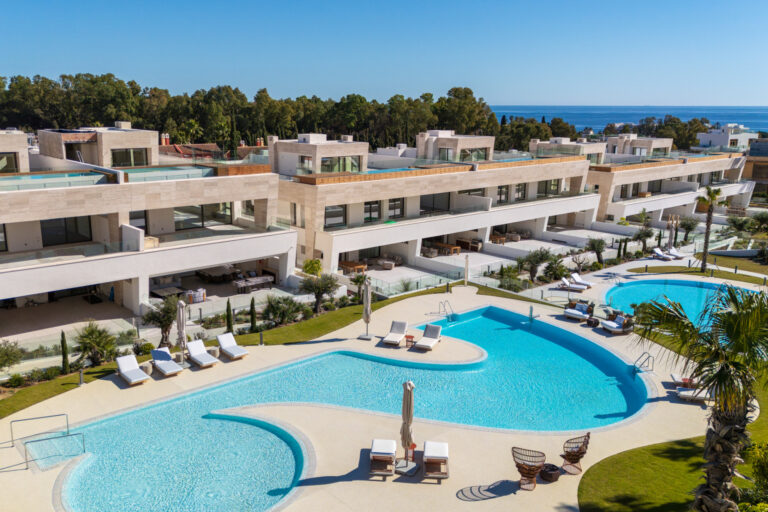 Apartamento de lujo en la Milla de Oro de Marbella, con 4 dormitorios, amplias terrazas, vistas al jardín y a la piscina, y seguridad 24 horas.