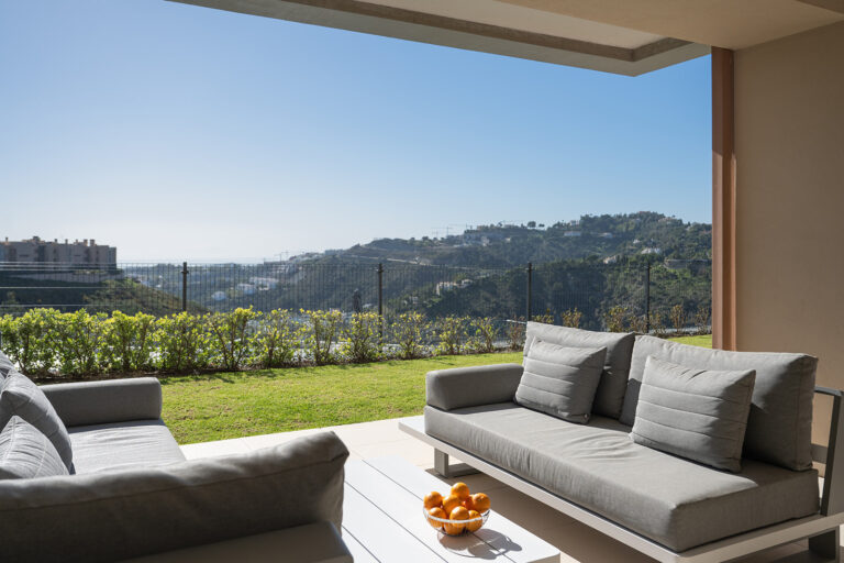 Luxury three-bedroom apartment with sea, mountain and pool views in Real de La Quinta, Benahavís.
