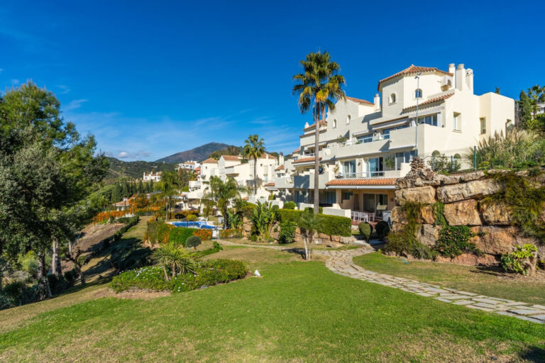 Four-bedroom apartment with sea and mountain views in Puerto del Almendro, Benahavís.