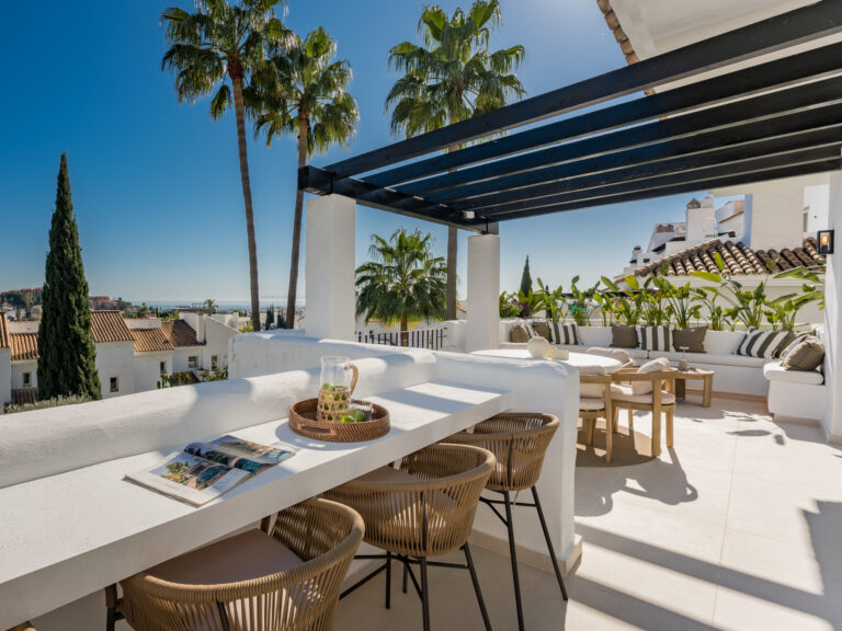 Renovated south-facing penthouse with panoramic views in Haza del Conde, Nueva Andalucía.