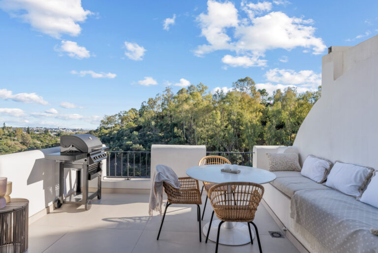Apartamento reformado en Los Almendros, Benahavís, con 3 dormitorios, vistas al mar y a la montaña, terraza privada, piscina comunitaria y seguridad 24 h.