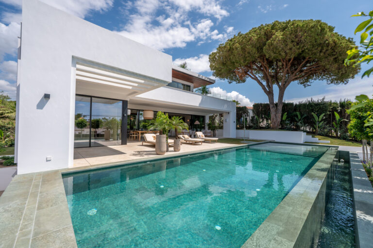 Chalet de obra nueva en Marbesa, Marbella Este, con vistas al mar, piscina privada climatizada, 6 dormitorios en suite, solárium y garaje privado.