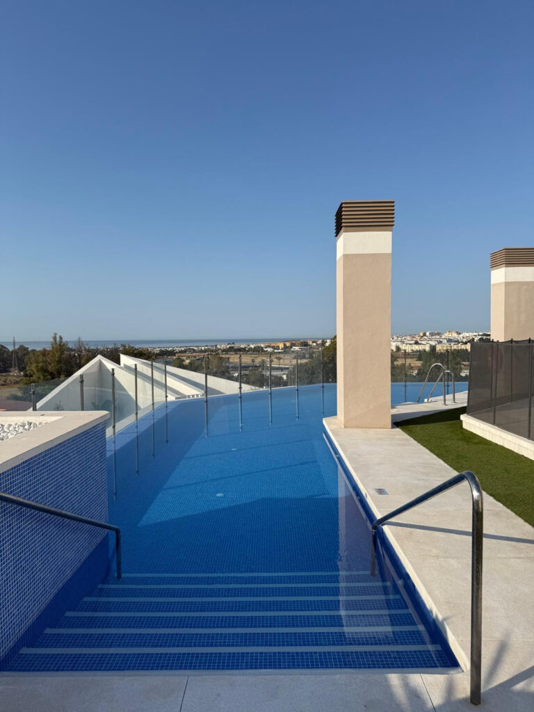 Apartamento de tres dormitorios con terraza en la reconocida zona de Nueva Andalucía, Marbella.