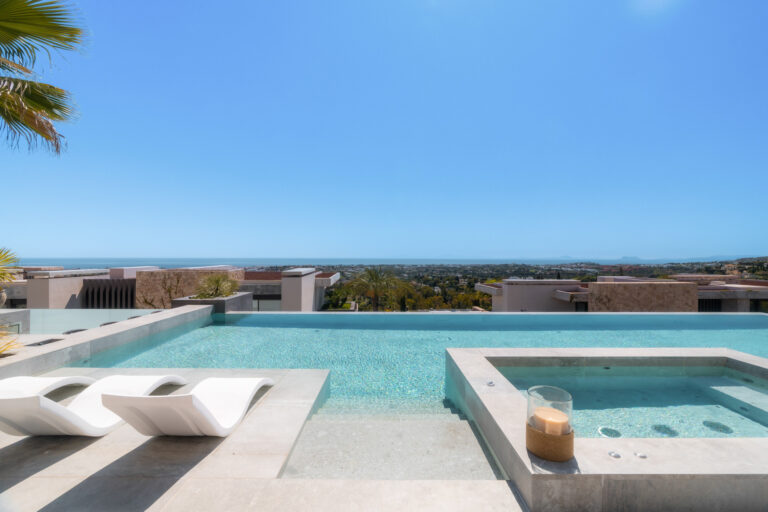 Chalet de obra nueva en La Quinta, Benahavís, con vistas panorámicas, 6 dormitorios, piscina privada, spa interior y 239 m² de terrazas.