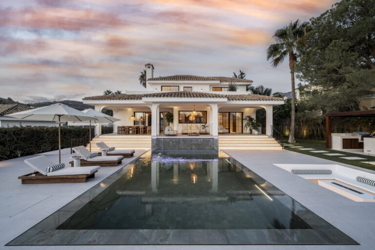 Chalet renovado con piscina privada y vistas panorámicas en Nueva Andalucía, Marbella.