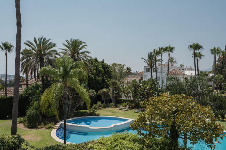 Apartamento de lujo en planta baja con jardín privado en Los Naranjos, Nueva Andalucía, Marbella.